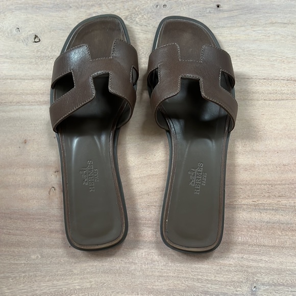 Hermes Oran Sandal, Etoupe in Swift Leather, Size 36. - Picture 2 of 10